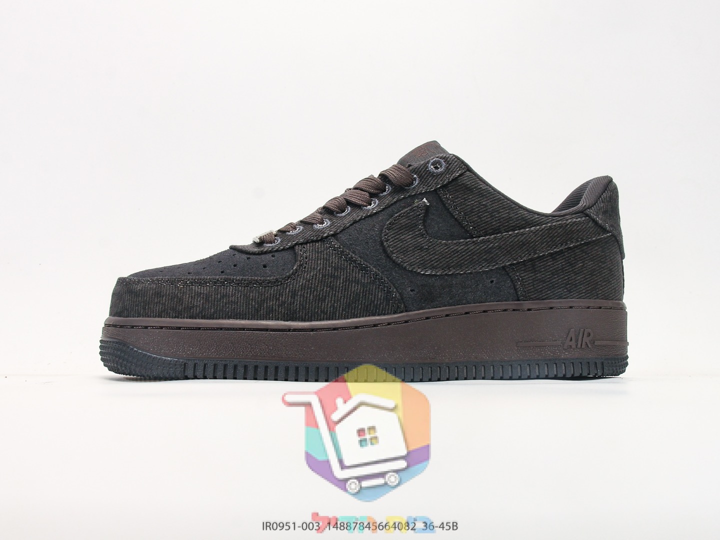 נעלי סניקרס Nike Air Force 1 שחורות עם סוליה חומה
