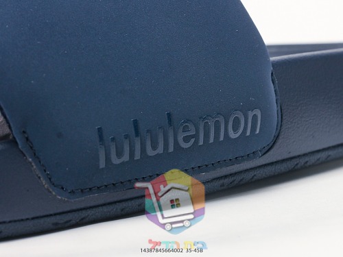 כפכפי סליידר lululemon בצבע נייבי עם לוגו מוטבע ברצועה 2