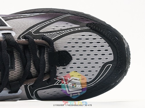 נעלי ריצה New Balance 1906R שחורות עם לוגו N כסוף 3