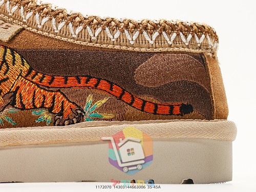 נעלי בית UGG עם רקמת נמר על בד קמופלאז' 21