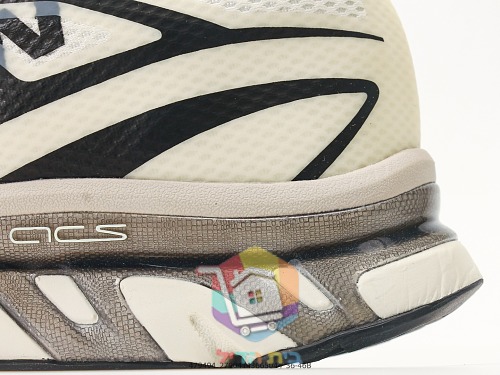 נעלי SALOMON בשני דגמים, MM6 Margiela קרם ו-XT שחור 12