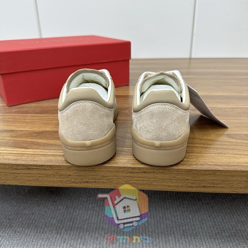 נעלי סניקרס VALENTINO עם לוגו מובלט בצד 2