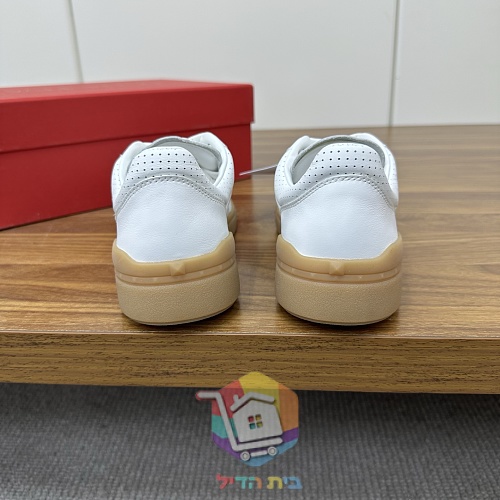 נעלי סניקרס VALENTINO עם לוגו מובלט בצד 18