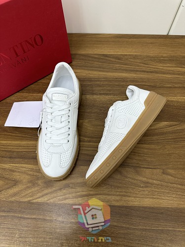 נעלי סניקרס VALENTINO עם לוגו מובלט בצד 23