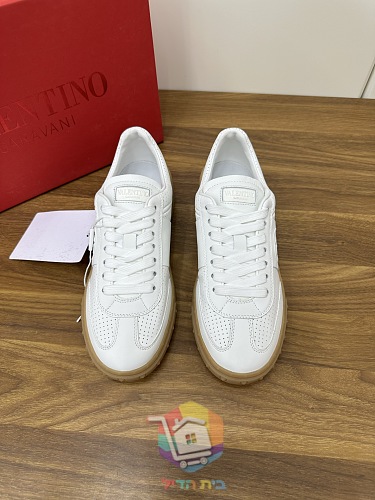 נעלי סניקרס VALENTINO עם לוגו מובלט בצד 24