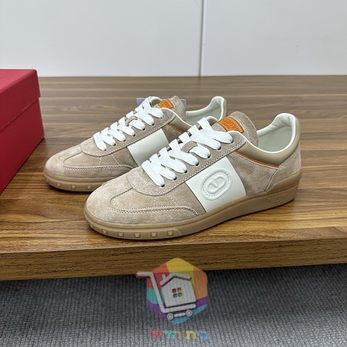 נעלי סניקרס VALENTINO עם לוגו מובלט בצד 26