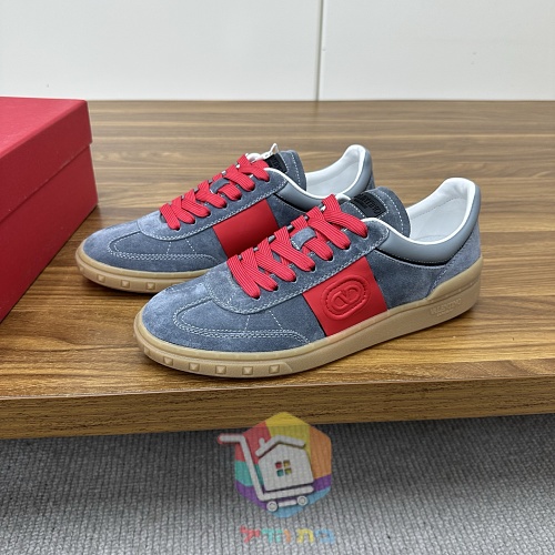 נעלי סניקרס VALENTINO עם לוגו מובלט בצד 27
