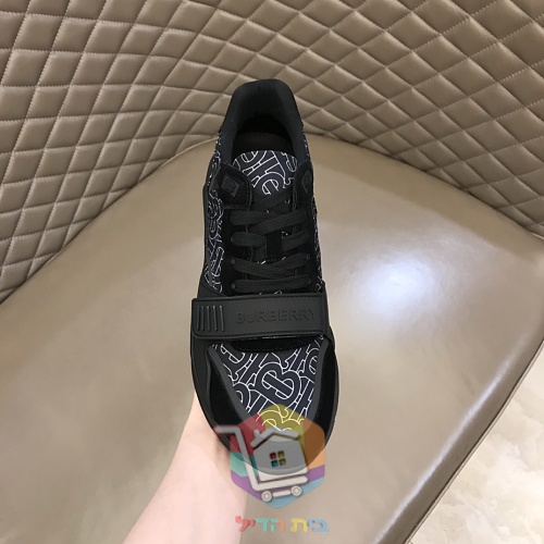 נעלי סניקרס BURBERRY בדוגמת משבצות 43