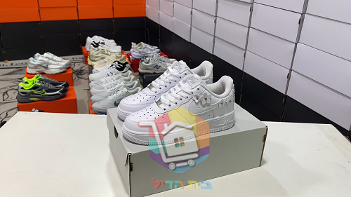נעלי סניקרס Nike Dunk Low לבן שחור ו-Air Force 1 עם פרחים 11