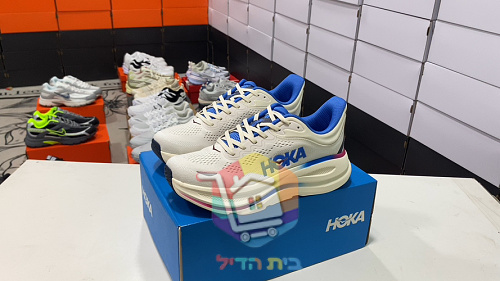 נעלי ריצה HOKA עם ריפוד עבה בסוליה 11