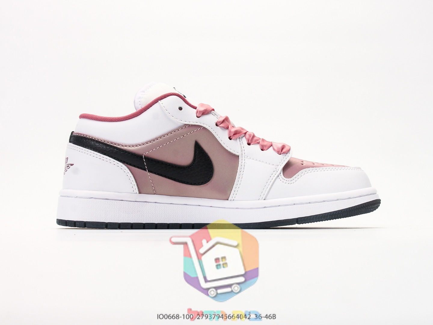 נעלי סניקרס Air Jordan 1 Low ורוד ו-Nike Air Force 1 על סוליה שחורה