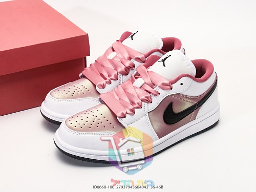 נעלי סניקרס Air Jordan 1 Low ורוד ו-Nike Air Force 1 על סוליה שחורה 2
