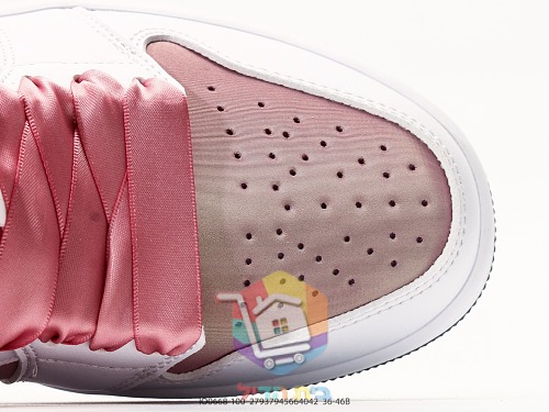 נעלי סניקרס Air Jordan 1 Low ורוד ו-Nike Air Force 1 על סוליה שחורה 3