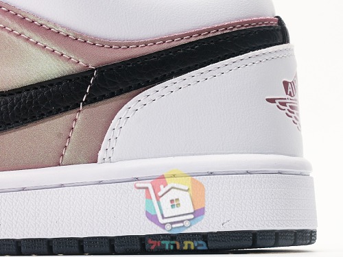 נעלי סניקרס Air Jordan 1 Low ורוד ו-Nike Air Force 1 על סוליה שחורה 4