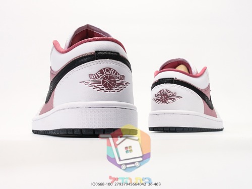 נעלי סניקרס Air Jordan 1 Low ורוד ו-Nike Air Force 1 על סוליה שחורה 5