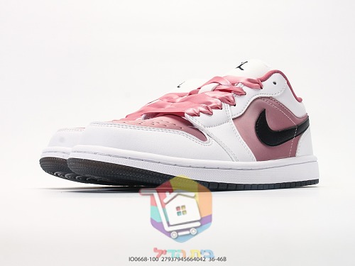 נעלי סניקרס Air Jordan 1 Low ורוד ו-Nike Air Force 1 על סוליה שחורה 6