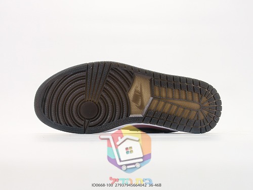 נעלי סניקרס Air Jordan 1 Low ורוד ו-Nike Air Force 1 על סוליה שחורה 7
