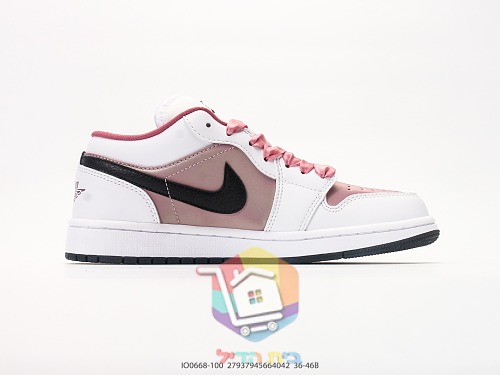 נעלי סניקרס Air Jordan 1 Low ורוד ו-Nike Air Force 1 על סוליה שחורה 9