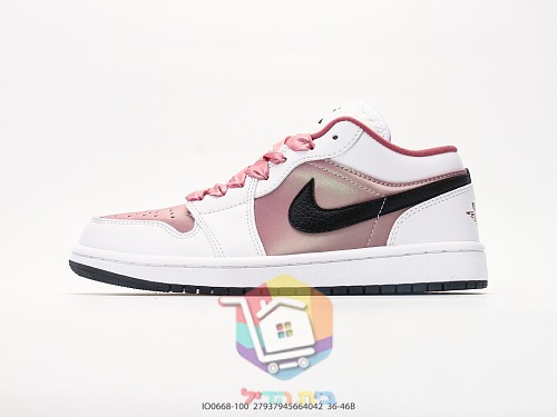 נעלי סניקרס Air Jordan 1 Low ורוד ו-Nike Air Force 1 על סוליה שחורה 10