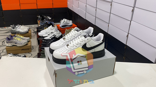 נעלי סניקרס Air Jordan 1 Low ורוד ו-Nike Air Force 1 על סוליה שחורה 11