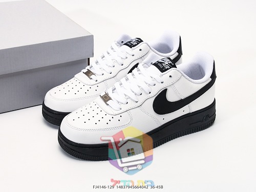 נעלי סניקרס Air Jordan 1 Low ורוד ו-Nike Air Force 1 על סוליה שחורה 12