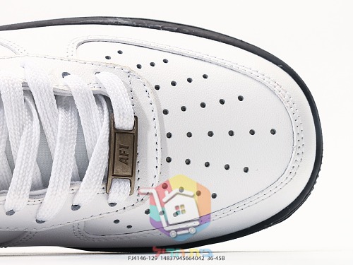 נעלי סניקרס Air Jordan 1 Low ורוד ו-Nike Air Force 1 על סוליה שחורה 13