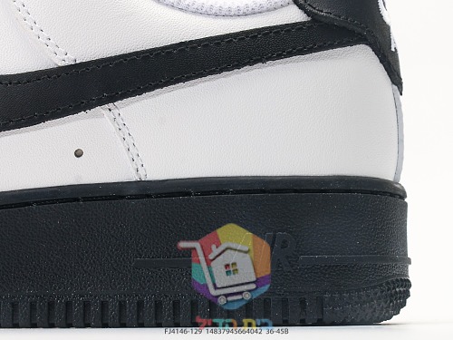 נעלי סניקרס Air Jordan 1 Low ורוד ו-Nike Air Force 1 על סוליה שחורה 14