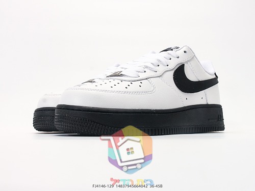 נעלי סניקרס Air Jordan 1 Low ורוד ו-Nike Air Force 1 על סוליה שחורה 16