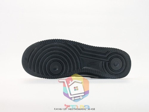 נעלי סניקרס Air Jordan 1 Low ורוד ו-Nike Air Force 1 על סוליה שחורה 17