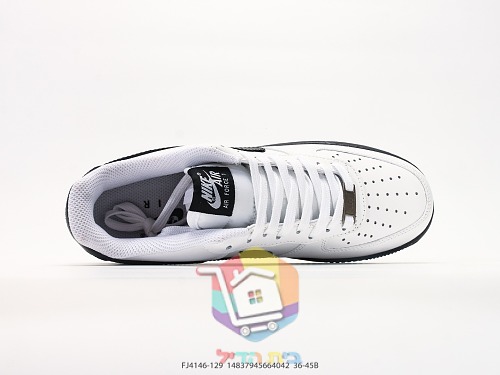 נעלי סניקרס Air Jordan 1 Low ורוד ו-Nike Air Force 1 על סוליה שחורה 18