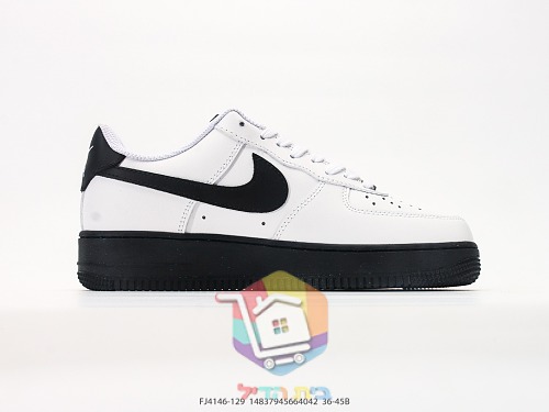 נעלי סניקרס Air Jordan 1 Low ורוד ו-Nike Air Force 1 על סוליה שחורה 19