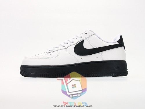 נעלי סניקרס Air Jordan 1 Low ורוד ו-Nike Air Force 1 על סוליה שחורה 20