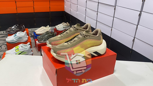 נעלי ריצה adidas מבד סרוג 10