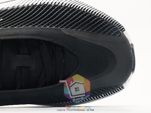 נעלי ריצה adidas מבד סרוג 13
