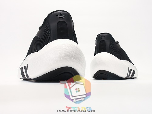 נעלי ריצה adidas מבד סרוג 15