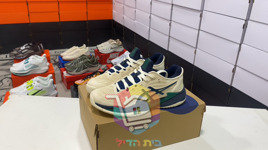נעלי טניס ASICS בגוון קרם וכחול כהה