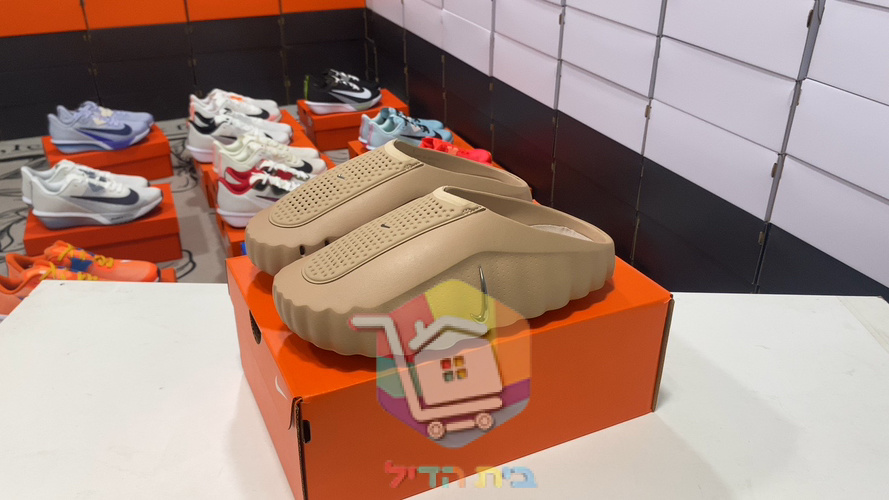 כפכפי גומי Nike בגוון בז' עם סוליית פלטפורמה