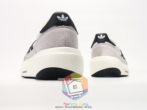 נעלי סניקרס adidas עם שלושה פסים 23
