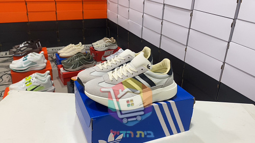 נעלי סניקרס adidas עם שלושה פסים 29