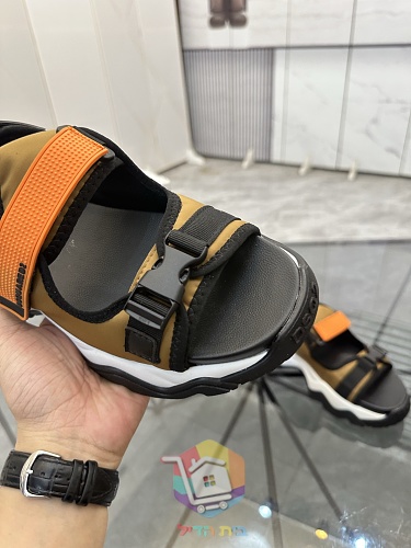 סנדלי DSQUARED2 עם שלוש רצועות מתכווננות 3