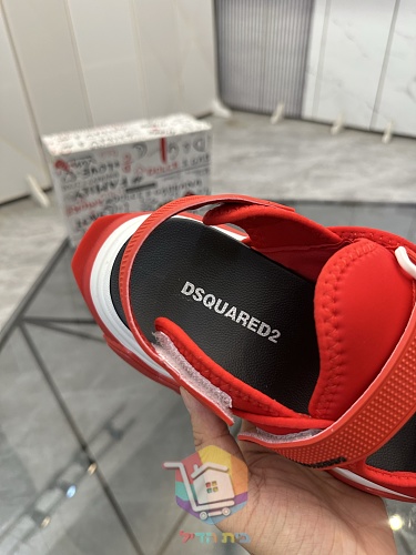 סנדלי DSQUARED2 עם שלוש רצועות מתכווננות 12