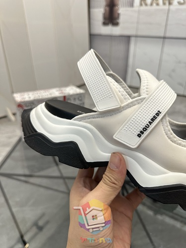 סנדלי DSQUARED2 עם שלוש רצועות מתכווננות 22