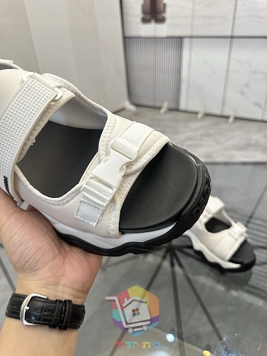 סנדלי DSQUARED2 עם שלוש רצועות מתכווננות 23