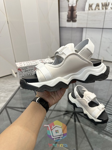 סנדלי DSQUARED2 עם שלוש רצועות מתכווננות 24