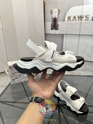 סנדלי DSQUARED2 עם שלוש רצועות מתכווננות 26