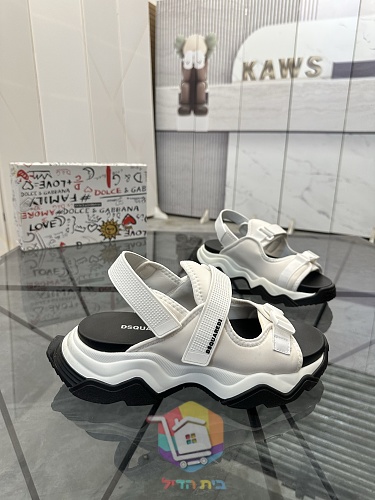 סנדלי DSQUARED2 עם שלוש רצועות מתכווננות 27