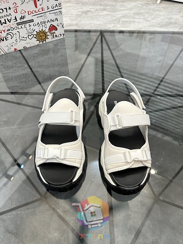 סנדלי DSQUARED2 עם שלוש רצועות מתכווננות 29