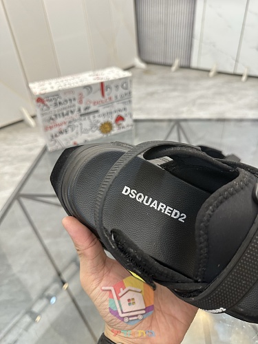 סנדלי DSQUARED2 עם שלוש רצועות מתכווננות 30