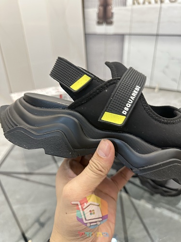 סנדלי DSQUARED2 עם שלוש רצועות מתכווננות 31