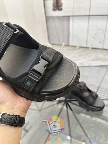 סנדלי DSQUARED2 עם שלוש רצועות מתכווננות 32